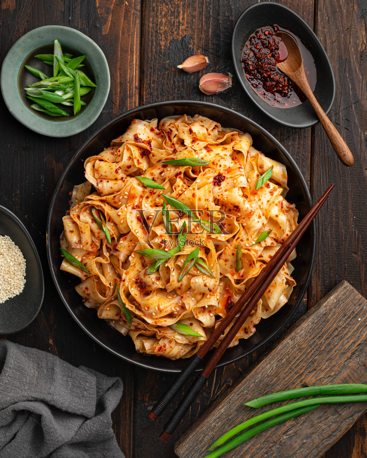 蒜蓉辣椒油面照片摄影图片