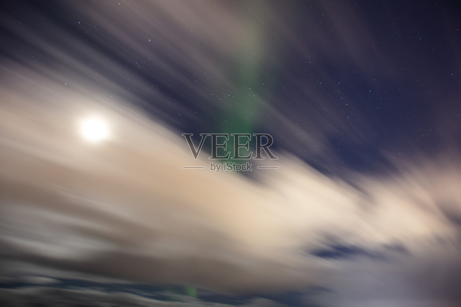 北极光、月光和云彩照片摄影图片