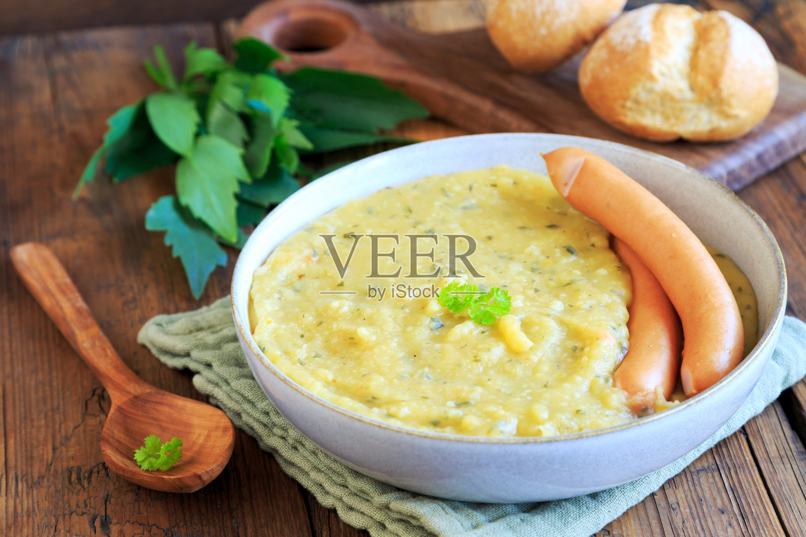 奶油土豆汤配香肠照片摄影图片