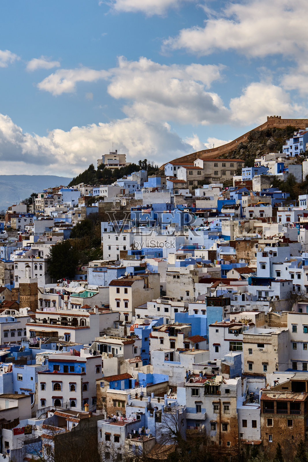 摩洛哥舍夫沙万山上蓝色房屋的城市景观照片摄影图片