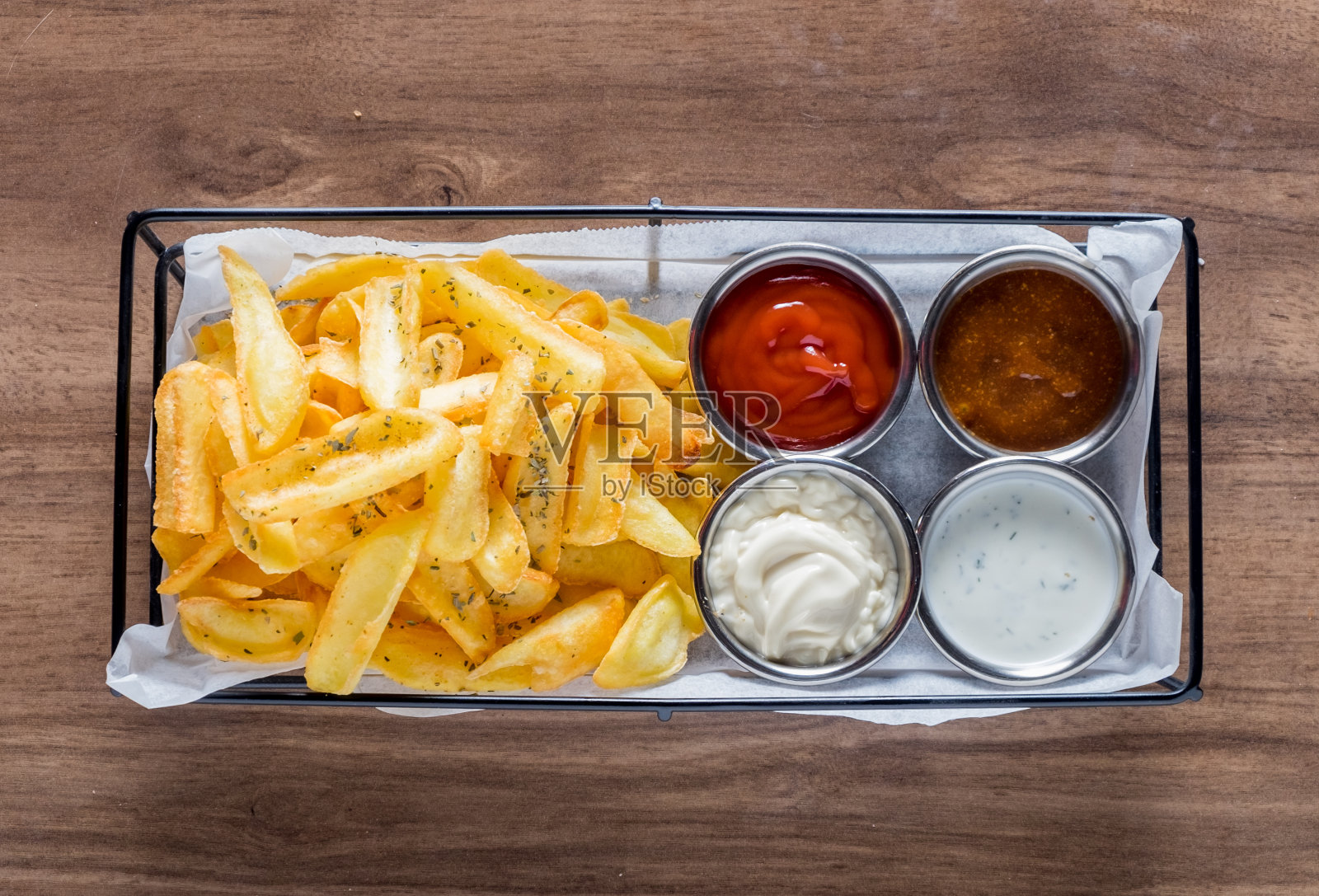 一盘用不同方法烹制的土豆照片摄影图片