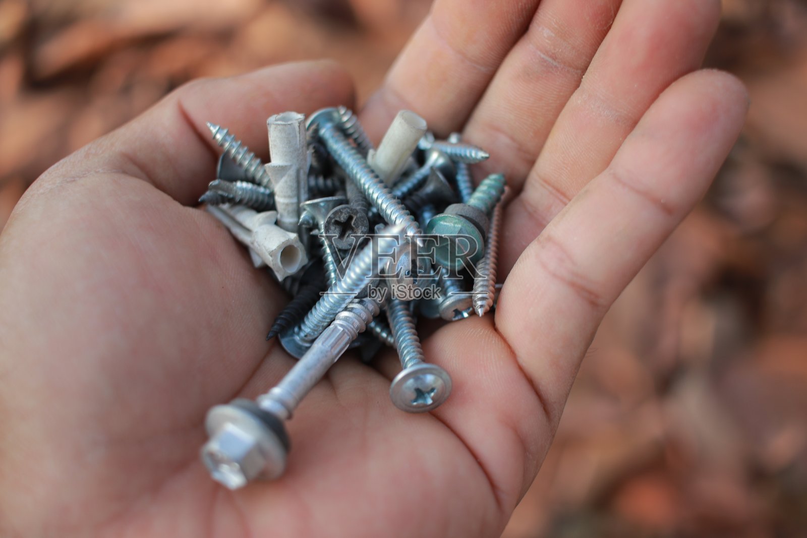 钢螺母和螺丝在手照片摄影图片