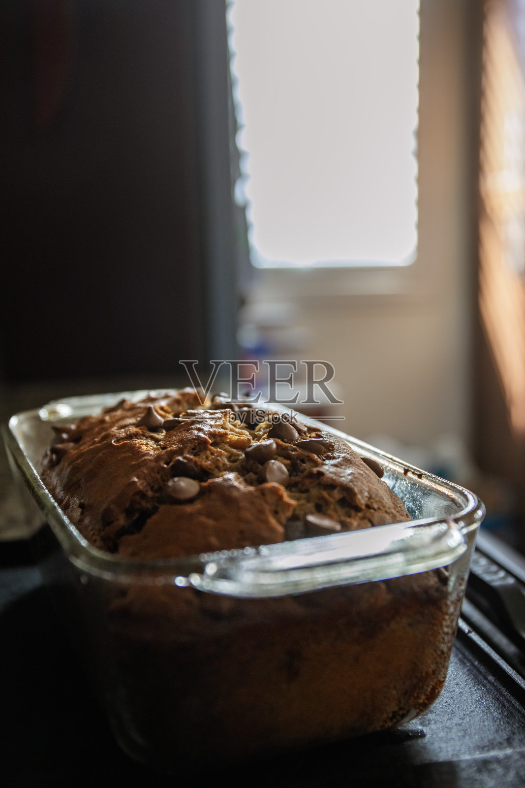 新鲜出炉的香蕉面包照片摄影图片