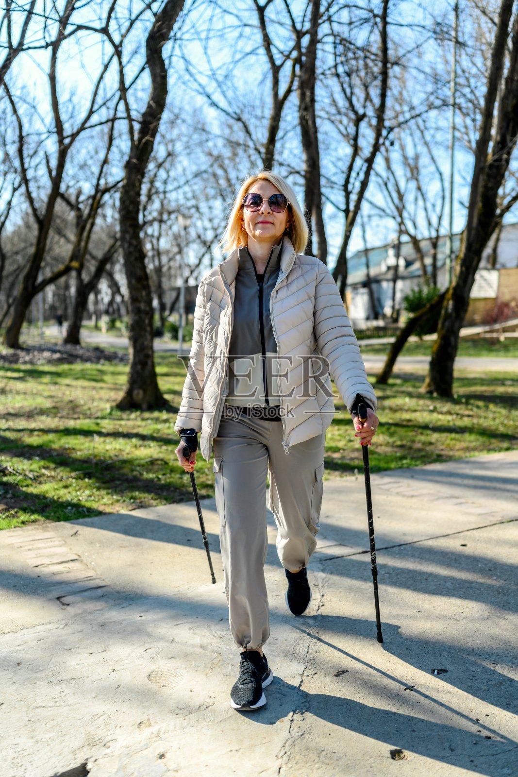 一名女子在城市公园里徒步照片摄影图片