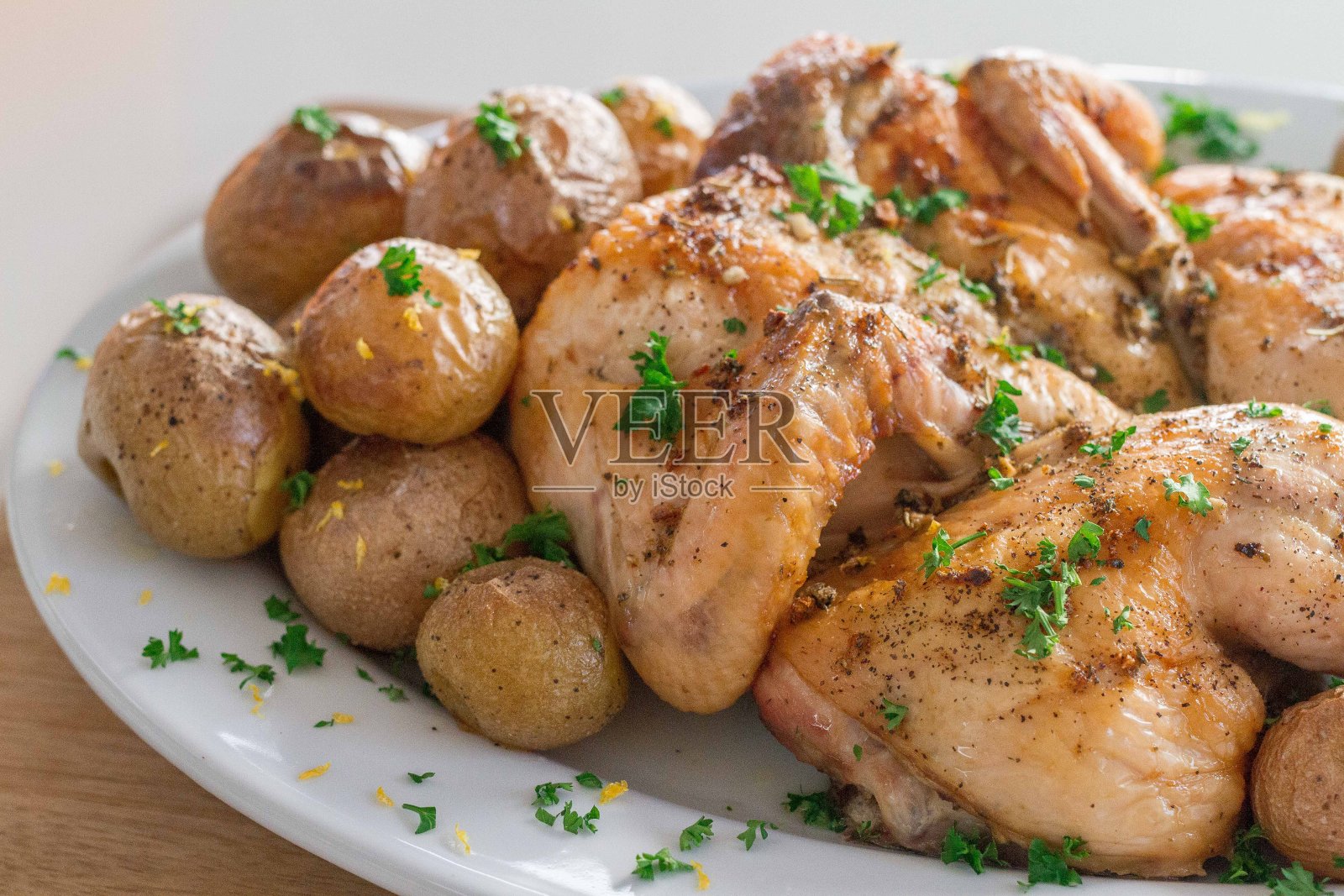 烤鸡配烤土豆照片摄影图片