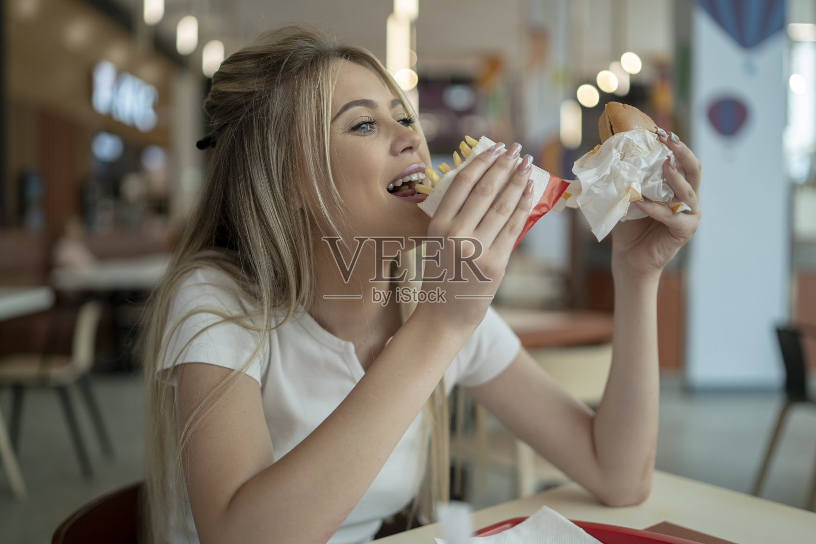 享用美味汉堡的女人照片摄影图片