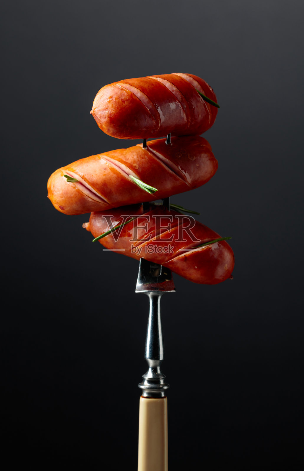 迷迭香烤香肠。照片摄影图片