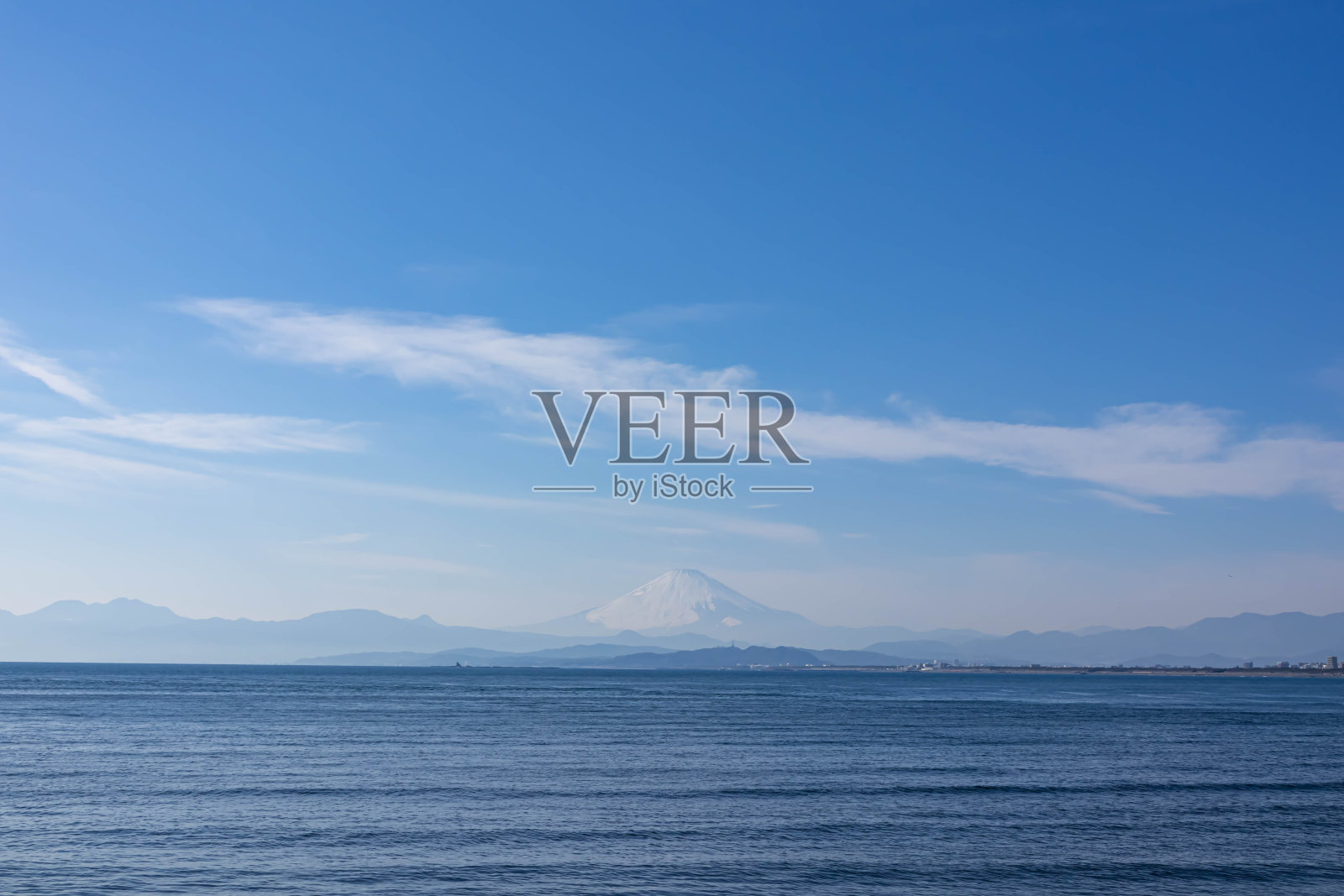 从江野岛大桥上看到的大海和富士山照片摄影图片