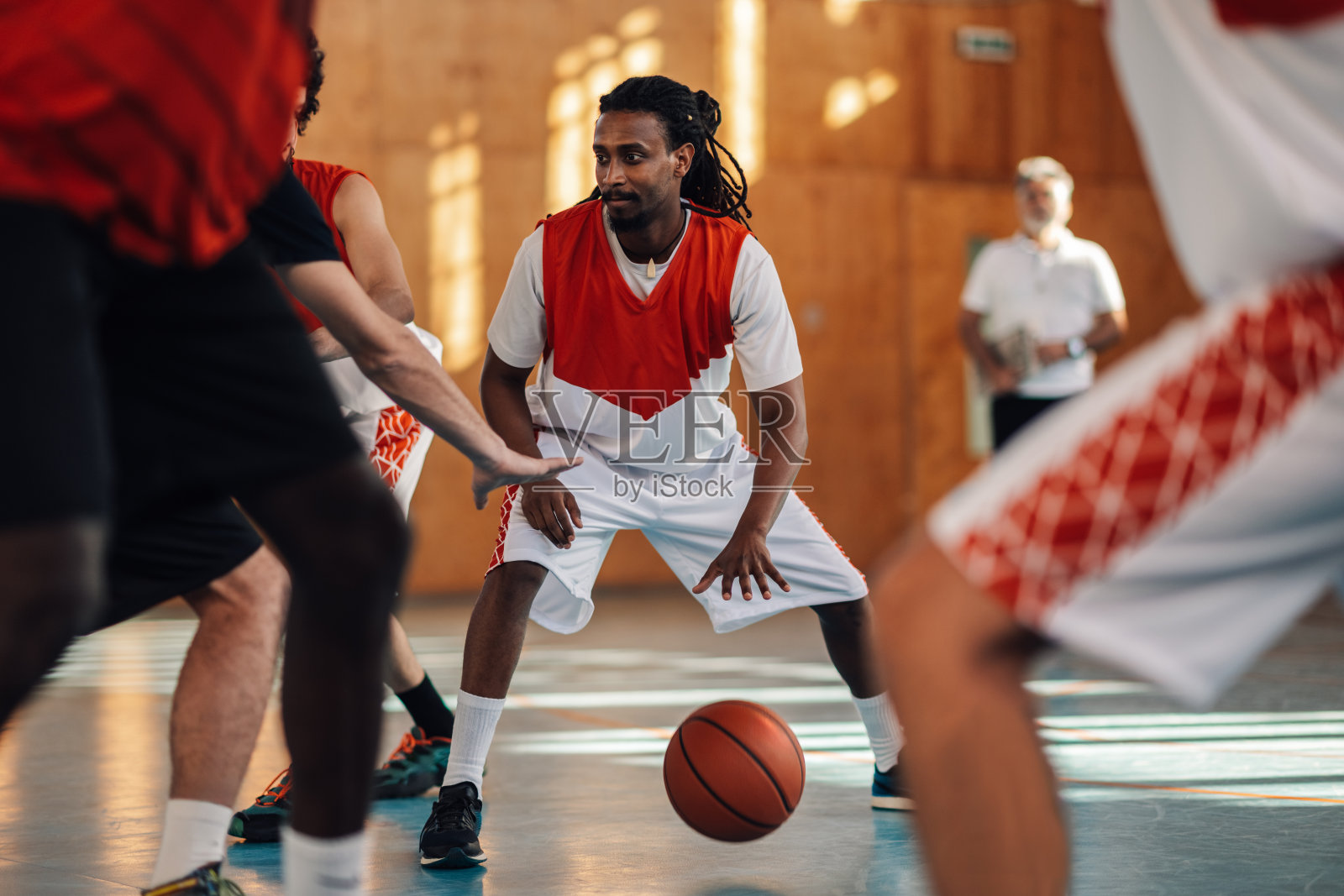 一名不同种族的篮球运动员在训练时运球照片摄影图片