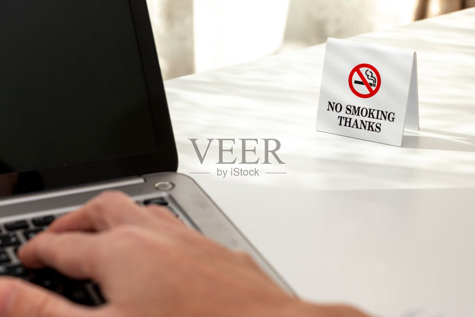 在办公室的无烟区用电脑工作照片摄影图片