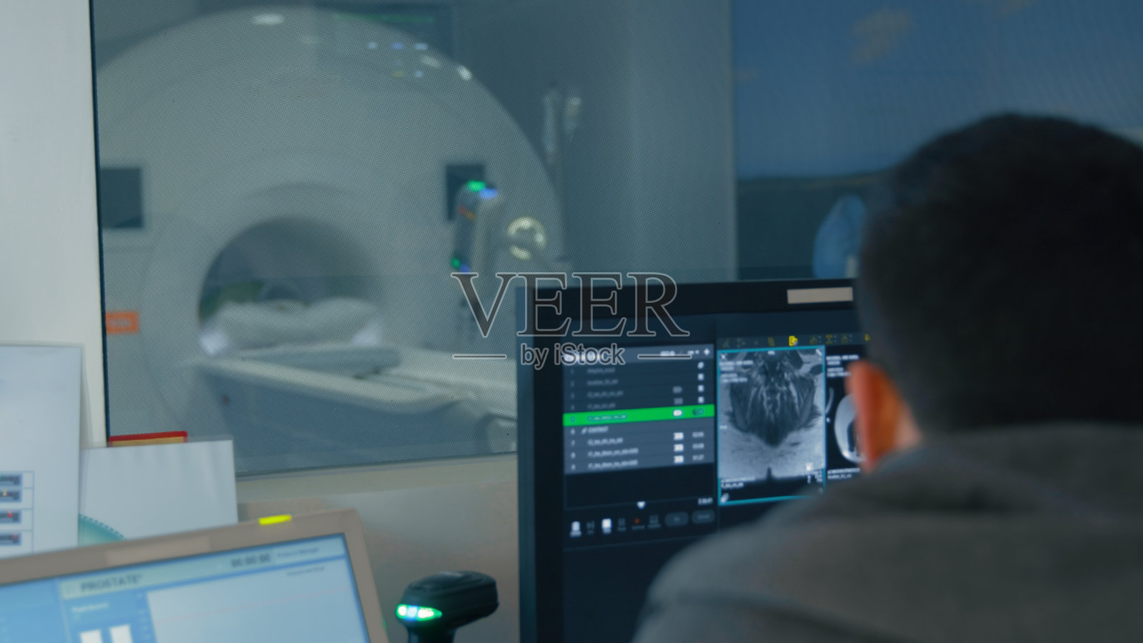 医学专家正在监测核磁共振扫描照片摄影图片