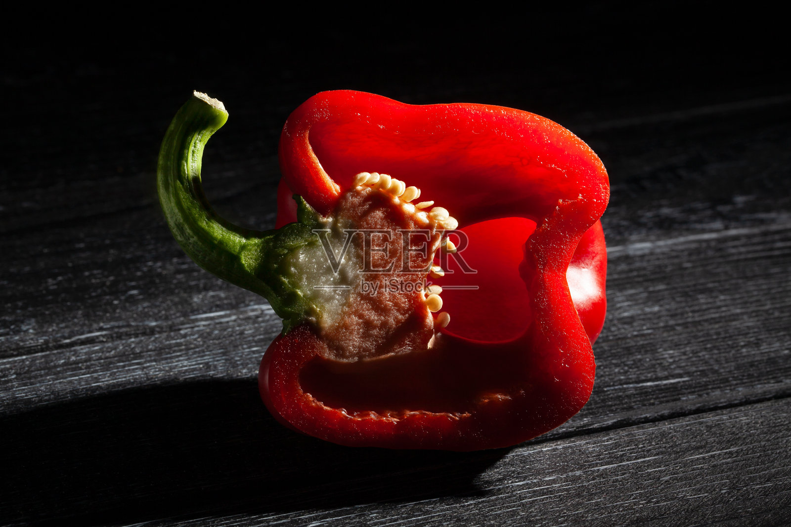 切成片的红甜椒放在黑木上照片摄影图片