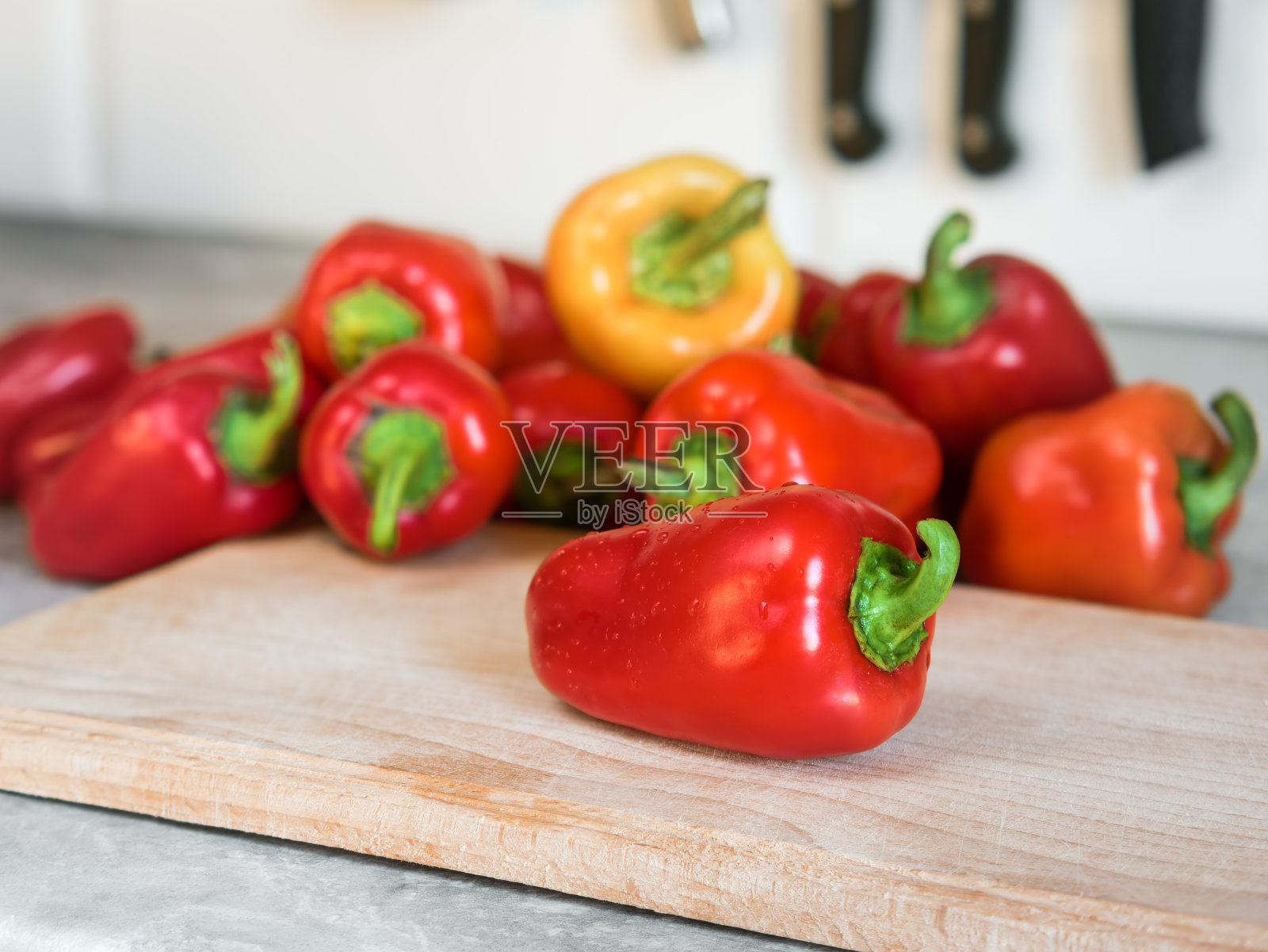 菜板上的甜椒照片摄影图片