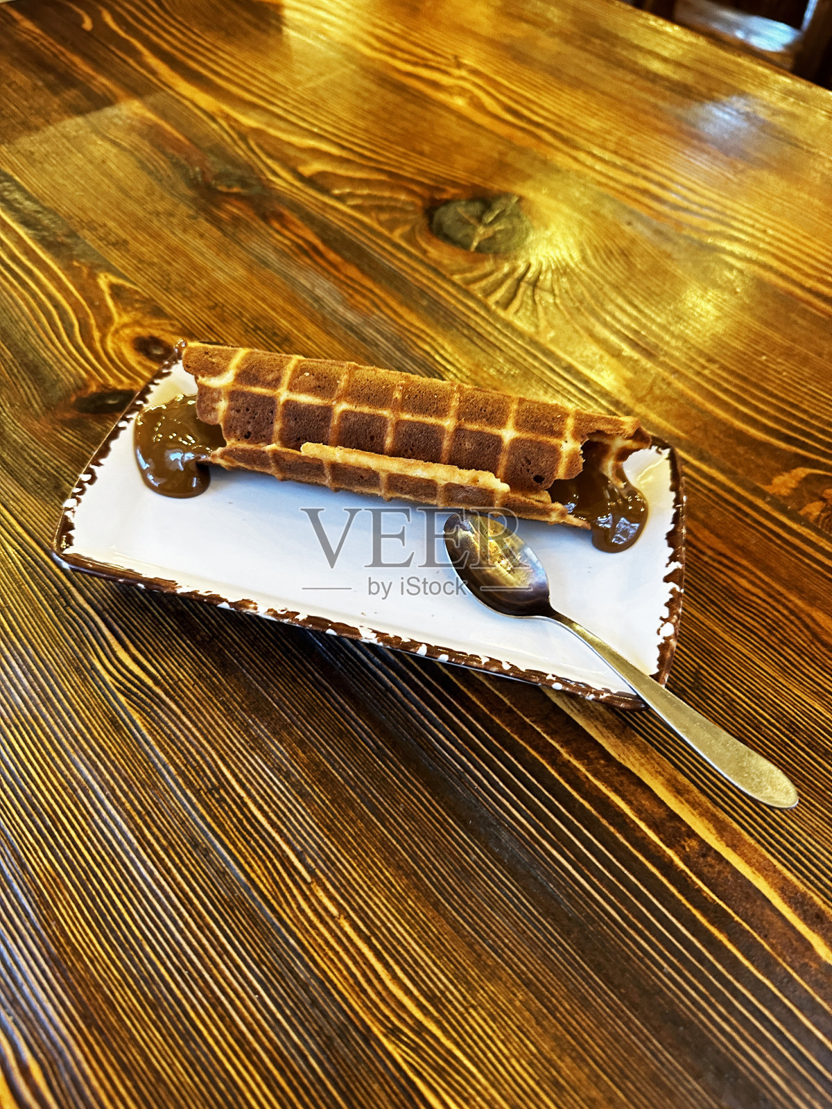 白色盘子里的圆饼卷和炼乳照片摄影图片