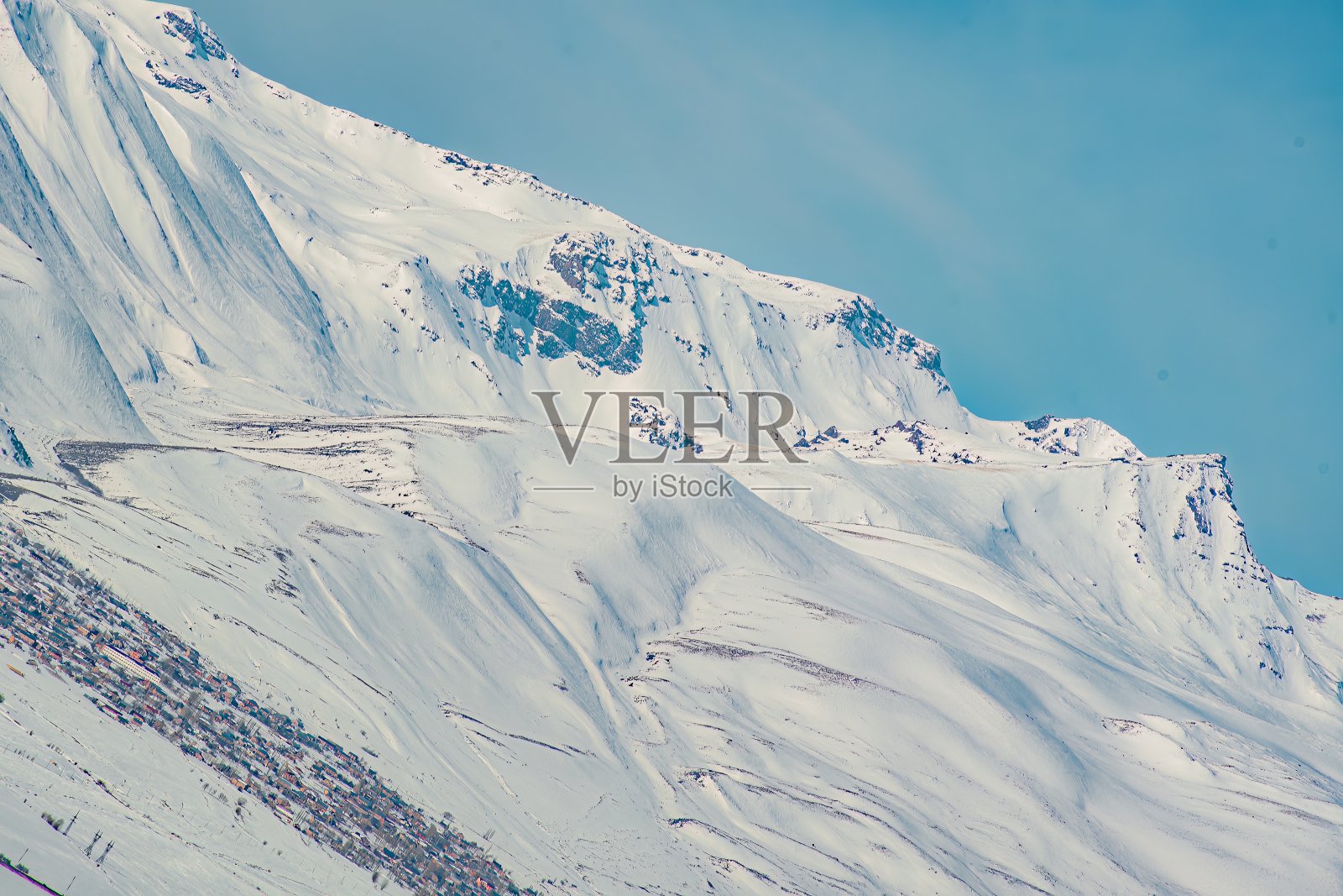 冬天徒步登山照片摄影图片