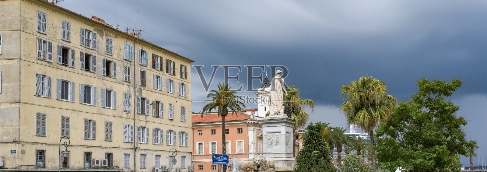 在阿雅克肖,五颜六色的房子照片摄影图片