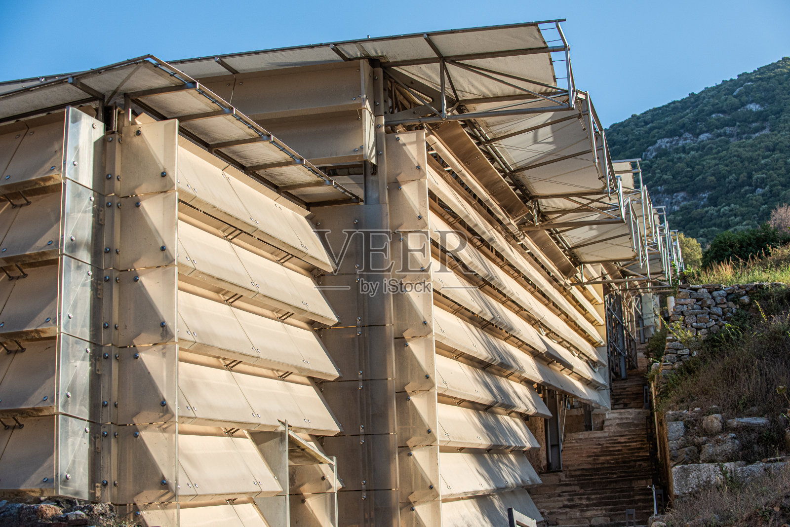 以弗所古城山坡上的房屋照片摄影图片