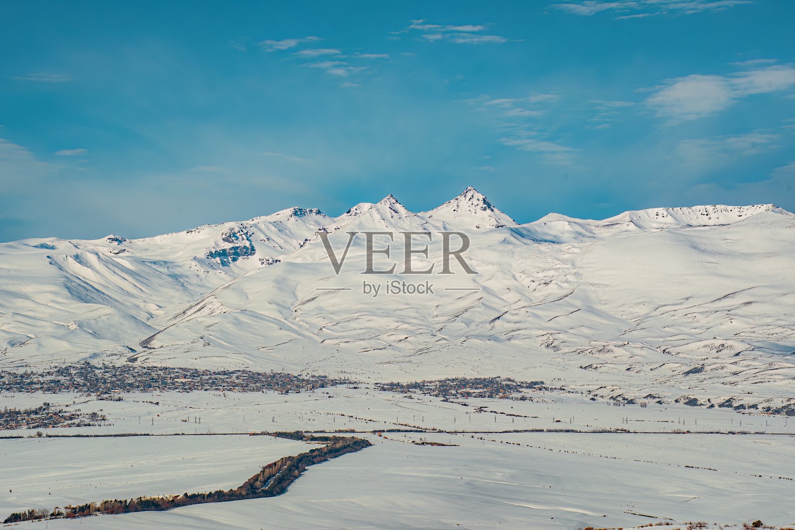 冬天徒步登山照片摄影图片