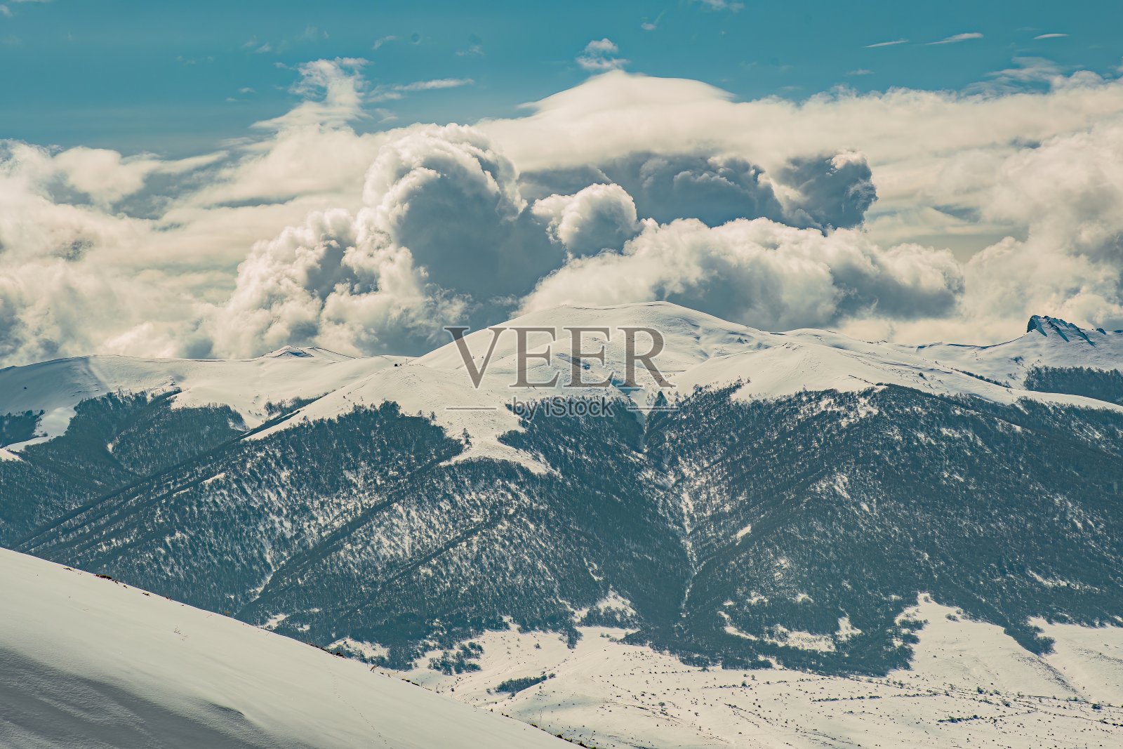 冬天徒步登山照片摄影图片