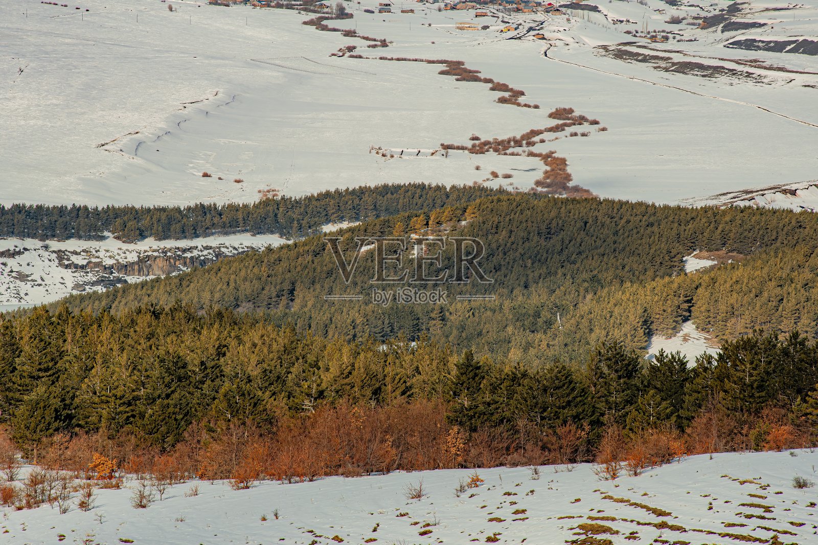 冬天徒步登山照片摄影图片