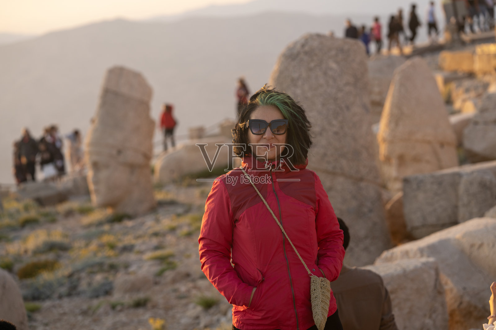 内姆鲁特山上的一位成熟女人照片照片摄影图片