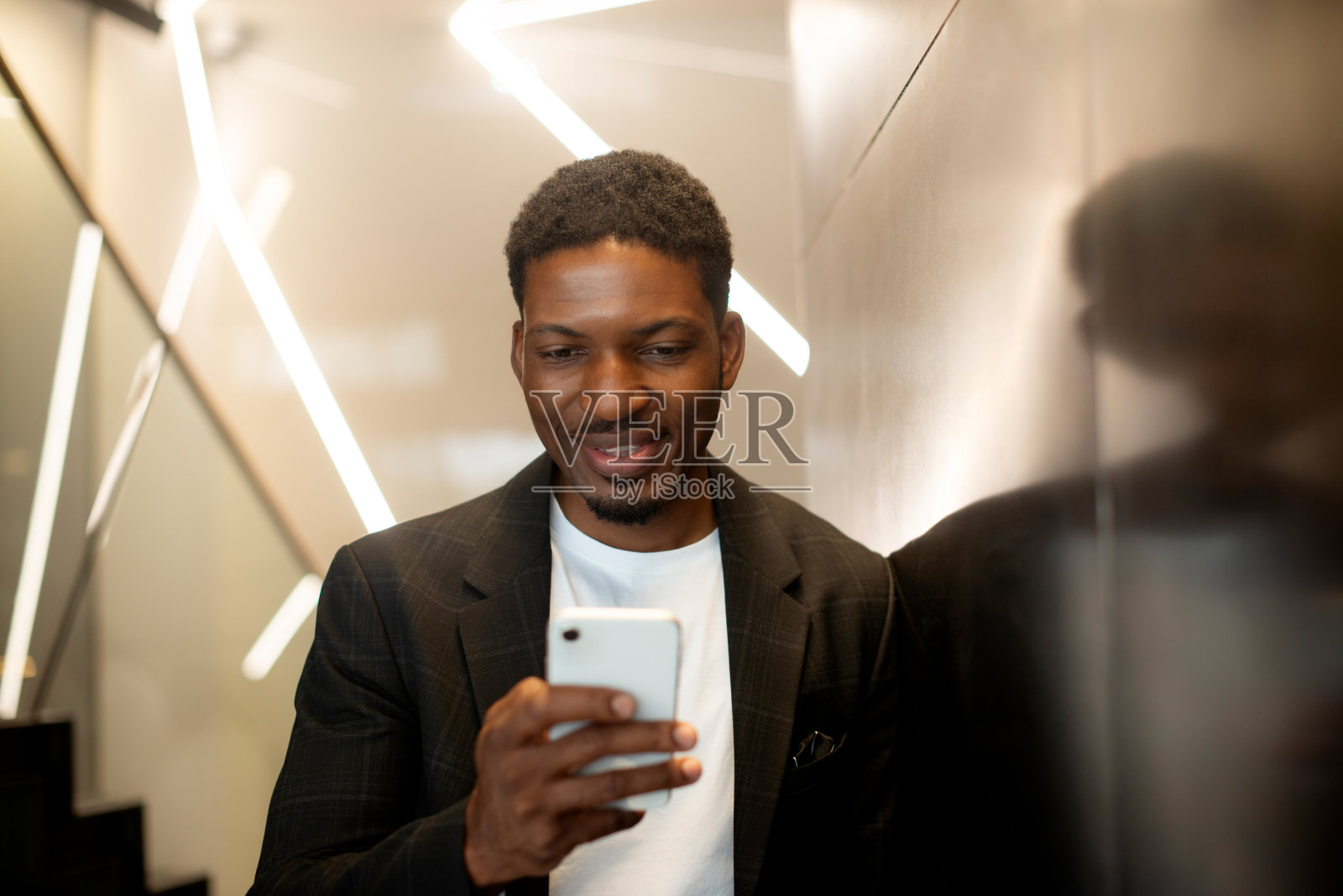 电话,网络和商业黑人在办公室为社交媒体,互联网和网络。专业人士,联系人和人在智能手机上的网站,聊天和打字电子邮件在现代工作场所照片摄影图片