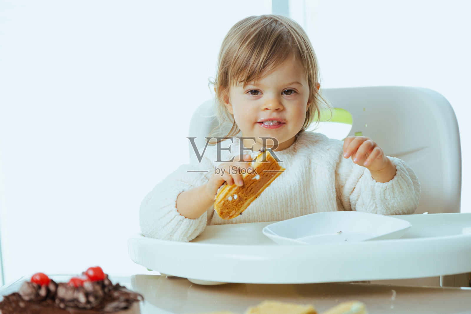 蹒跚学步的孩子,乱吃糖果照片摄影图片