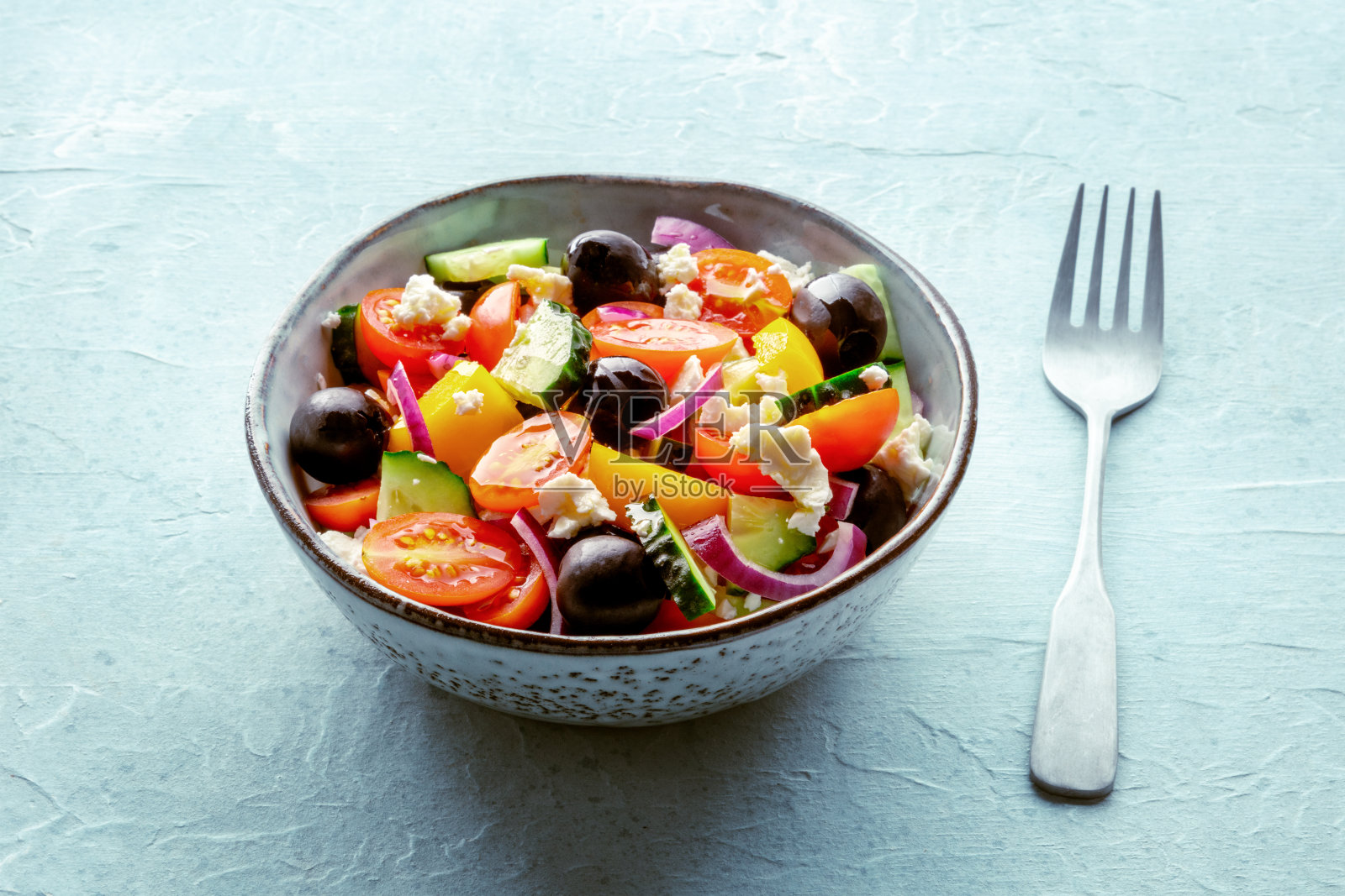 希腊的沙拉。新鲜番茄,黄瓜,甜椒,菲达奶酪,洋葱和橄榄照片摄影图片