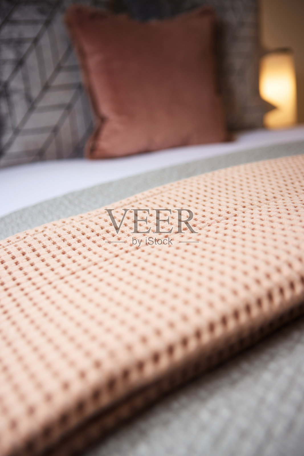 卧室毛毯、枕头或羽绒被和被子的特写、织物和内部。空的酒店房间在房子,公寓或度假村与舒适的亚麻床单好客和家居装饰照片摄影图片