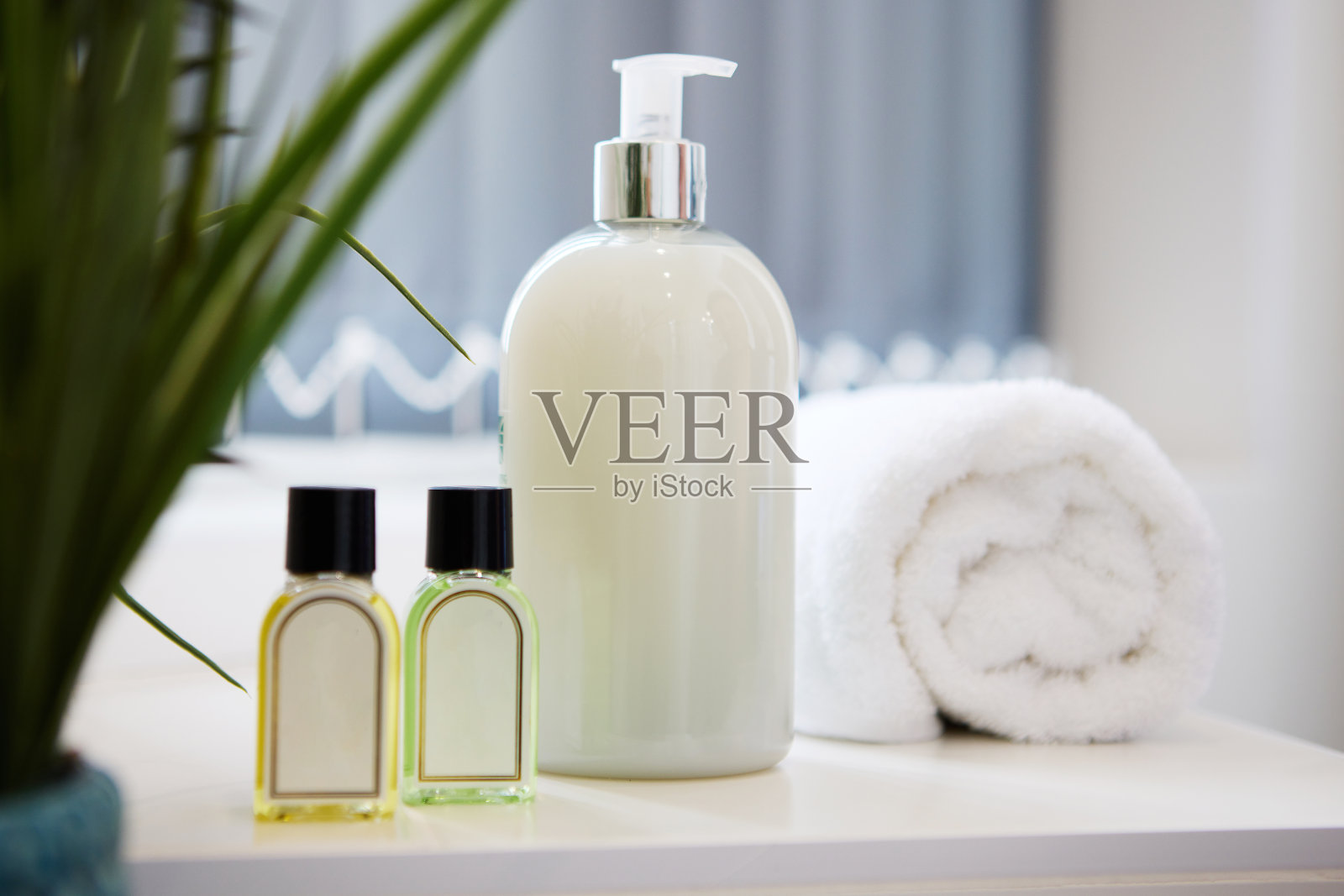 酒店,洗剂和肥皂瓶在浴室的豪华住宿旅游,度假或假期。热情好客,健康,周末旅行在豪华旅馆洗手间的广告特写照片摄影图片