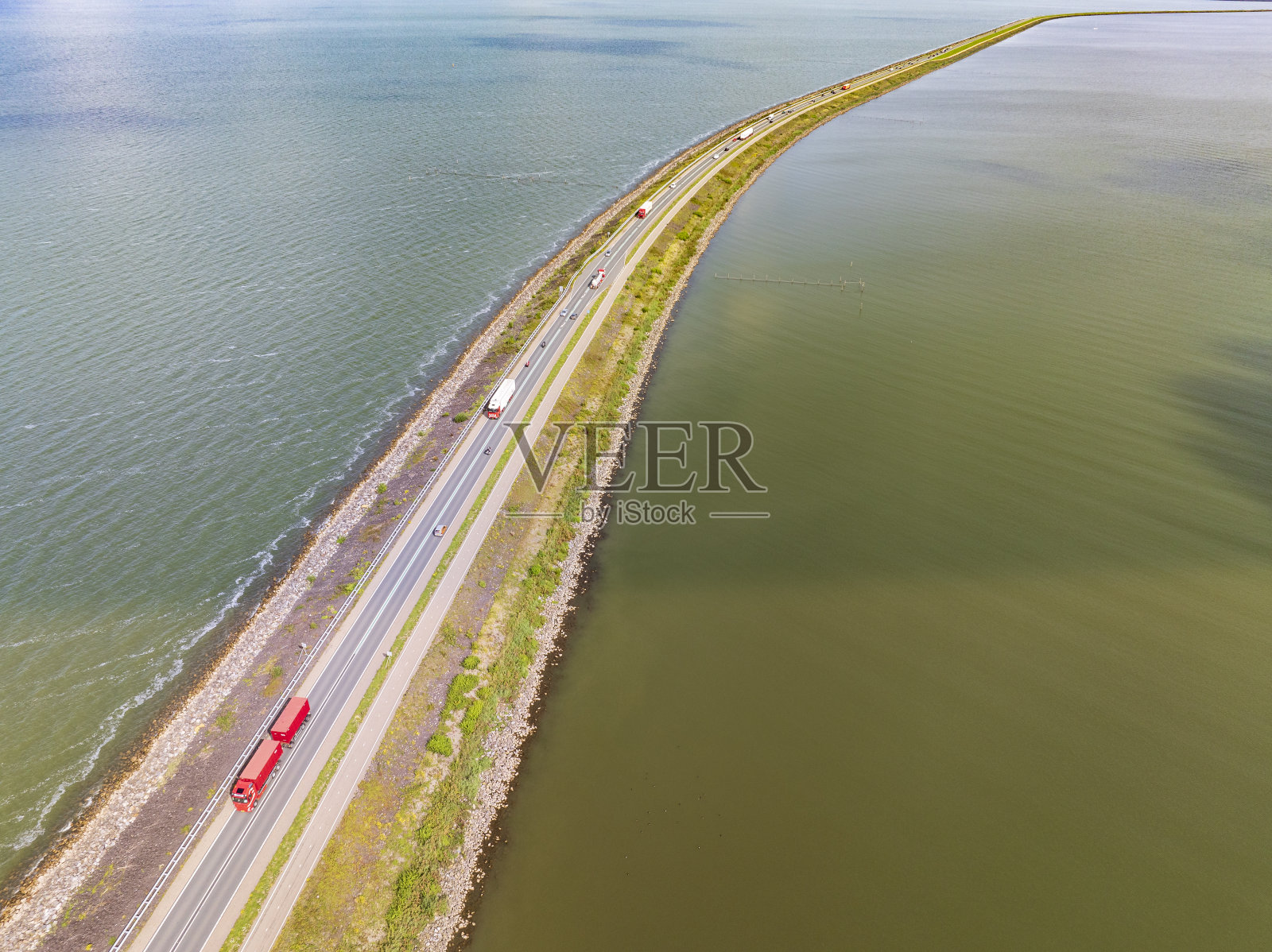 从上面看湖中央堤防上的路照片摄影图片