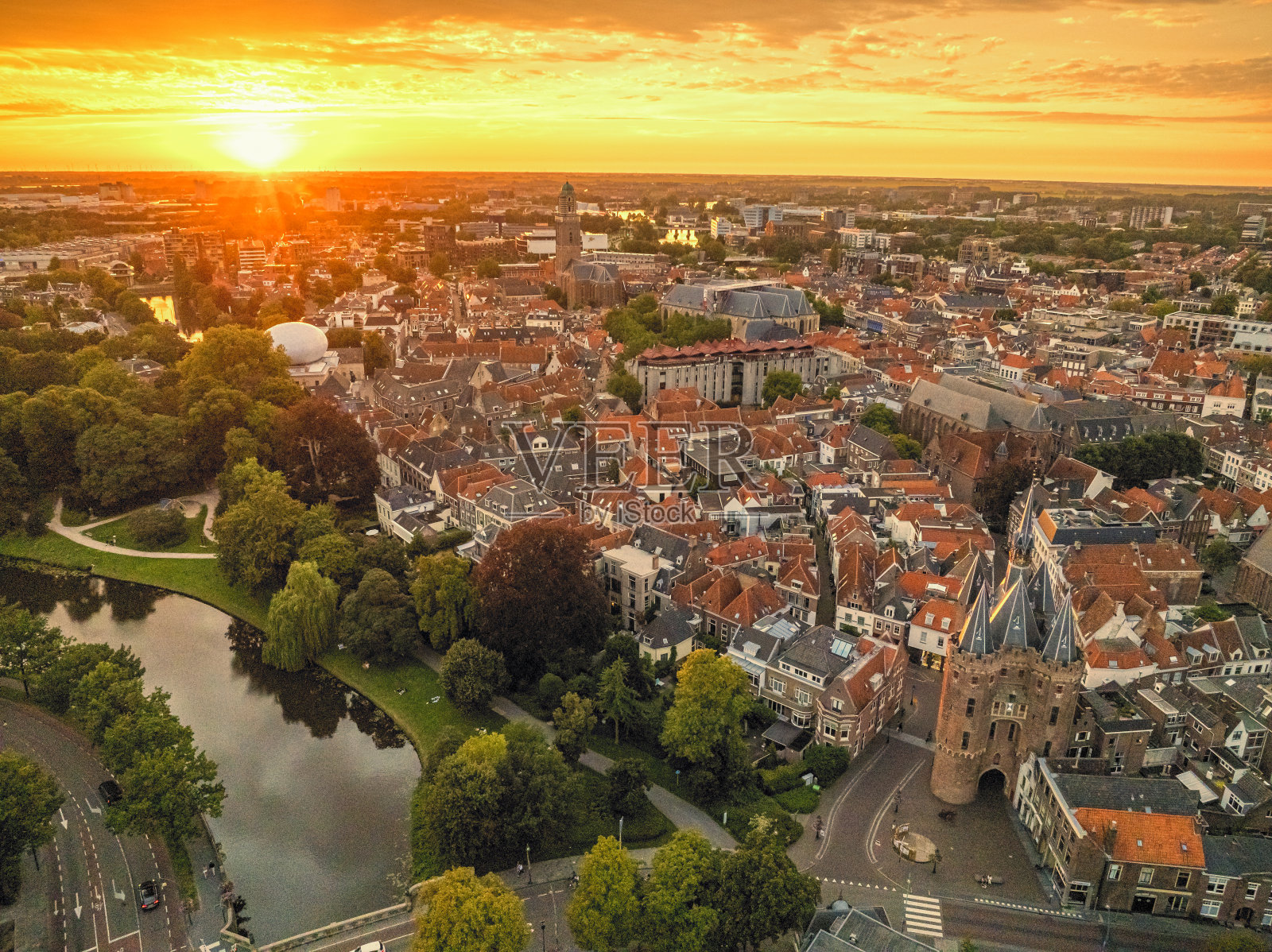 夏日日落时分,兹沃勒的萨森波特老城门照片摄影图片