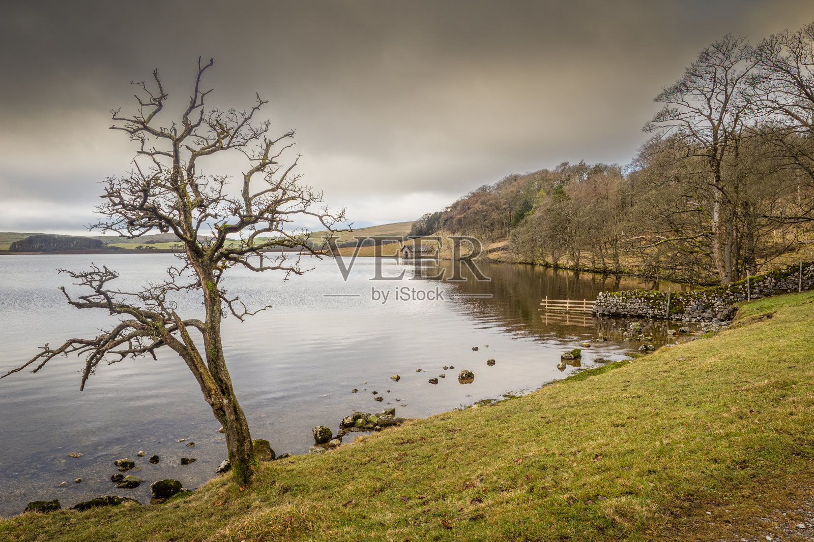 约克郡山谷的Malham Tarn照片摄影图片