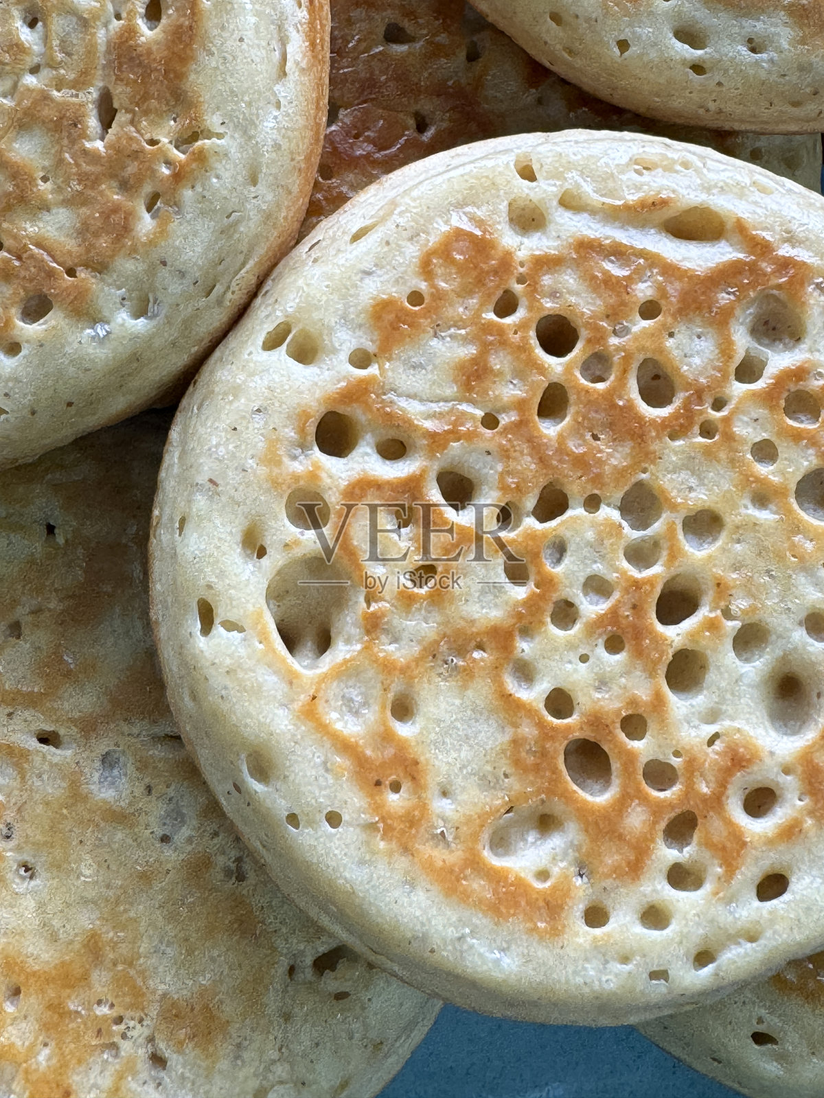 全画幅图像的堆栈新鲜出炉,自制松脆饼上的蓝绿色,中国盘子,家庭烘焙概念,高架视图照片摄影图片