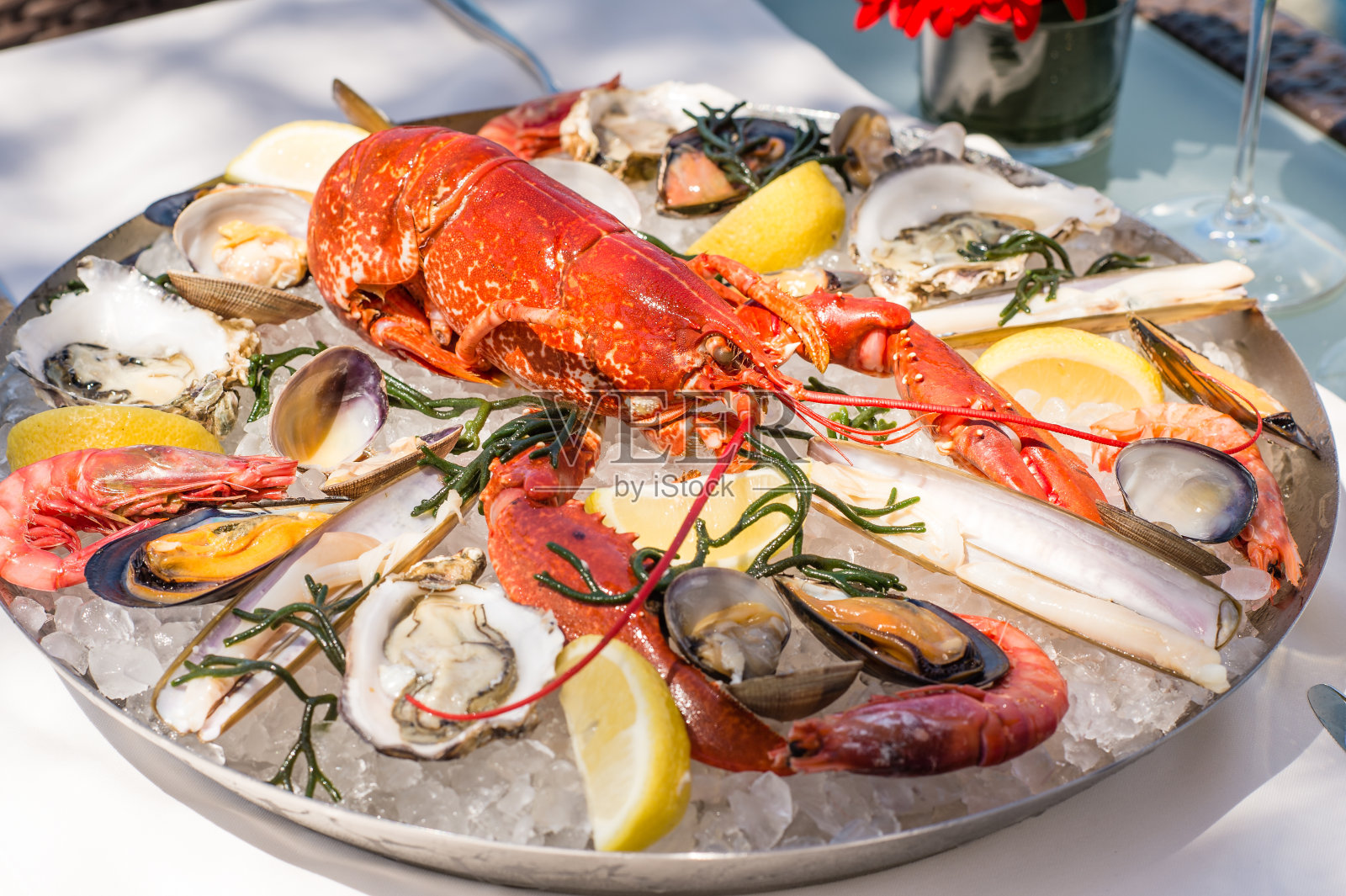 美味的龙虾配贻贝,对虾,蛤蜊和蛏子照片摄影图片