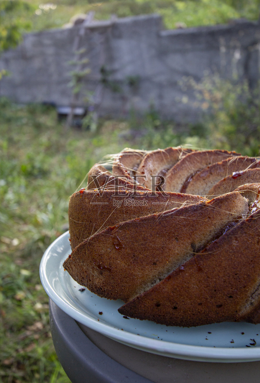 盘子里的自制蛋糕照片摄影图片