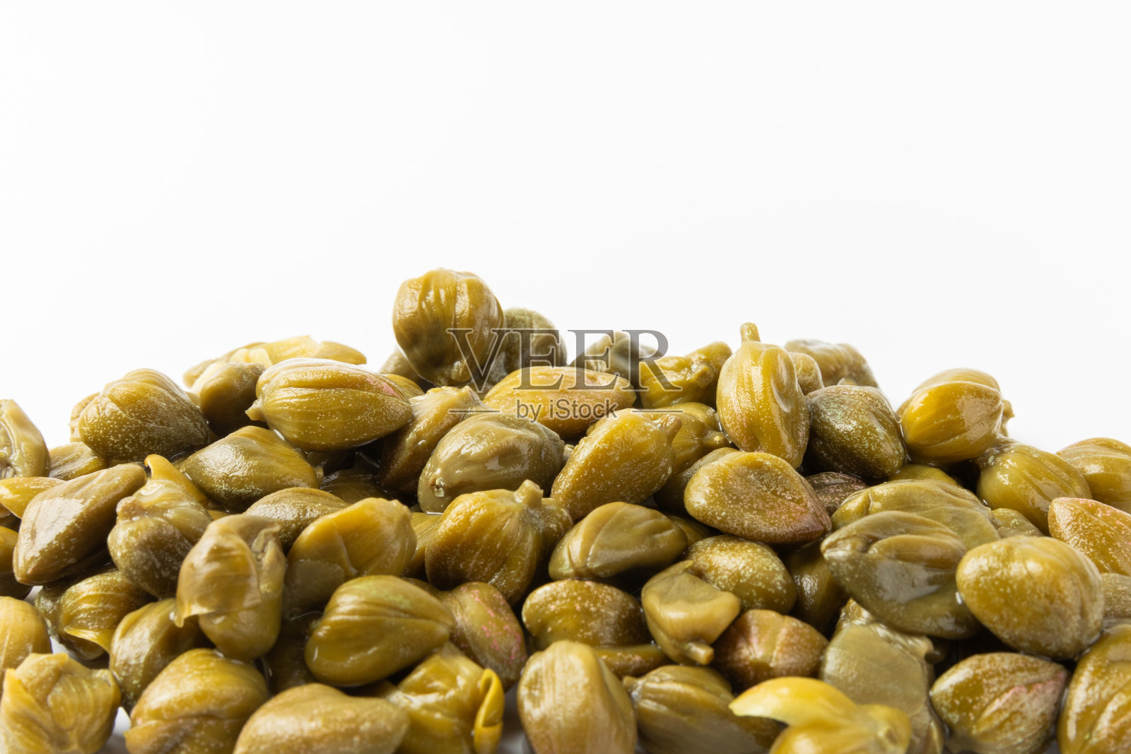 刺山柑孤立在白色背景上。腌刺山柑芽,碗里的小腌刺山柑,发酵食品,腌刺山柑组。有机香料和调味料。照片摄影图片