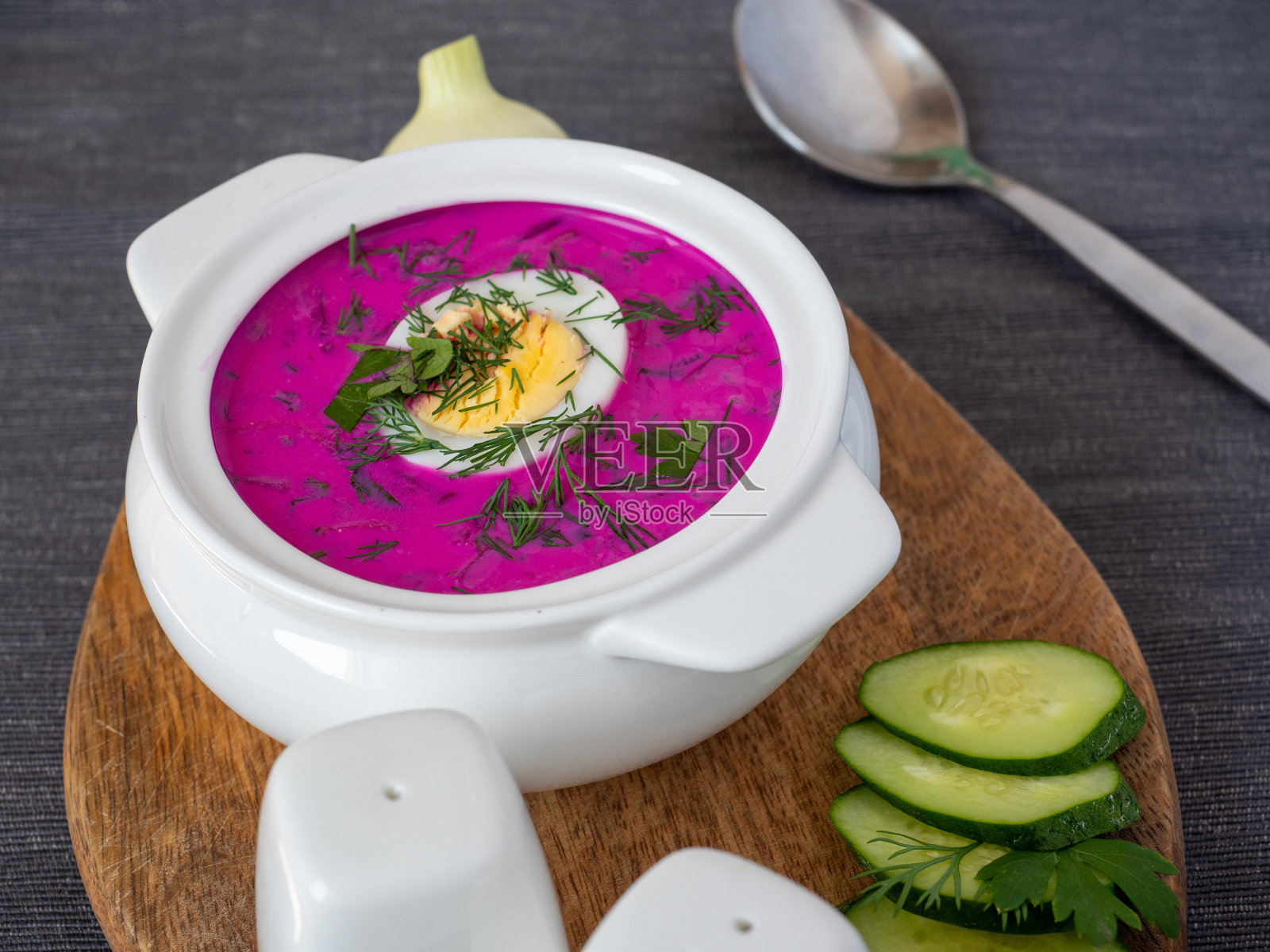 木板上的冷绿尼克汤特写。用甜菜根和开菲尔酒做成的波兰、白俄罗斯和俄罗斯菜肴的汤,用半个鸡蛋装饰。健康的食物照片摄影图片