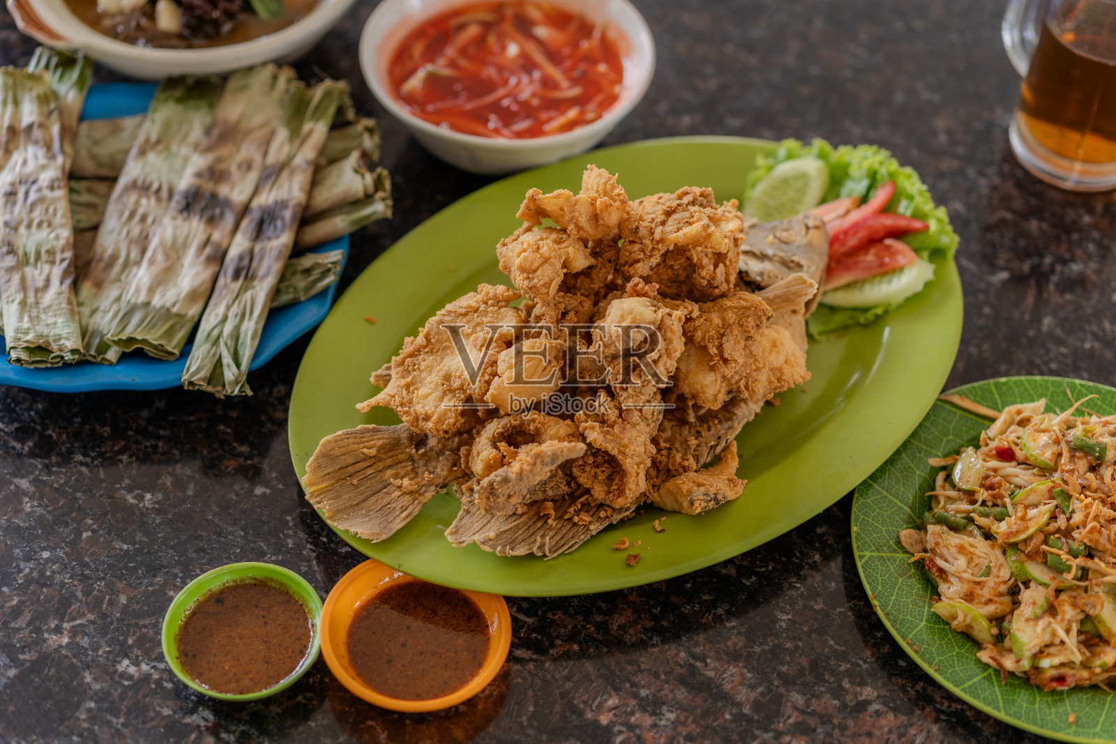 油煎丝瓜柳。油炸鱼柳。照片摄影图片