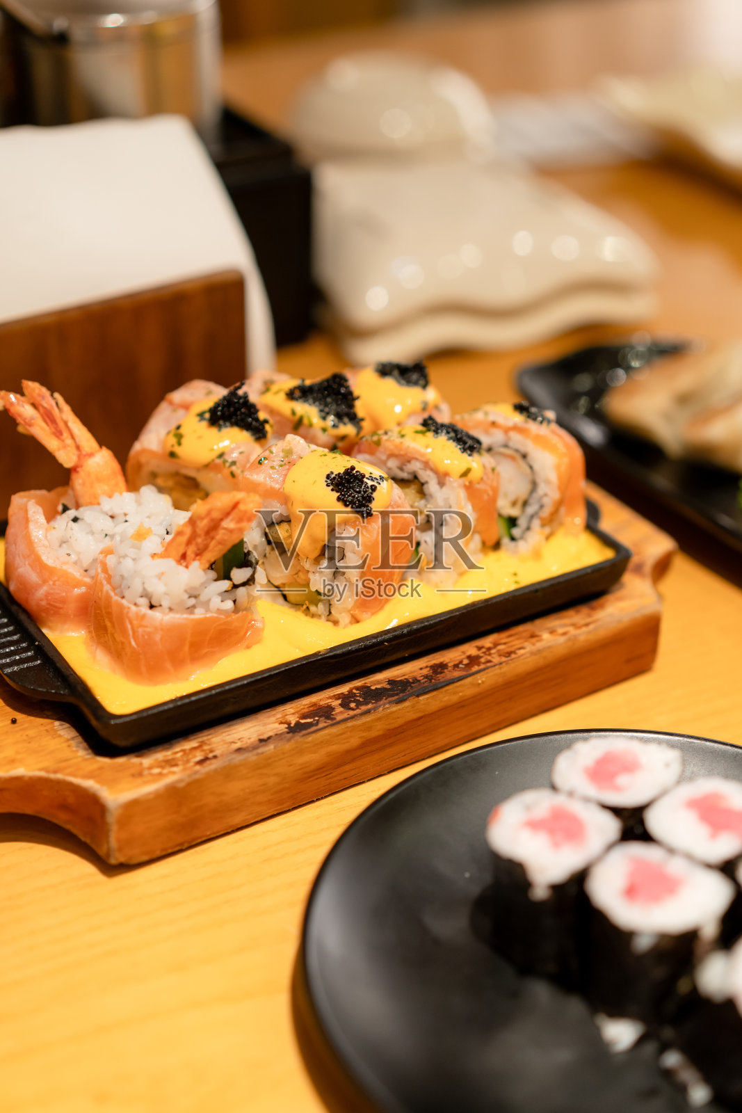 三文鱼寿司配芝士酱照片摄影图片