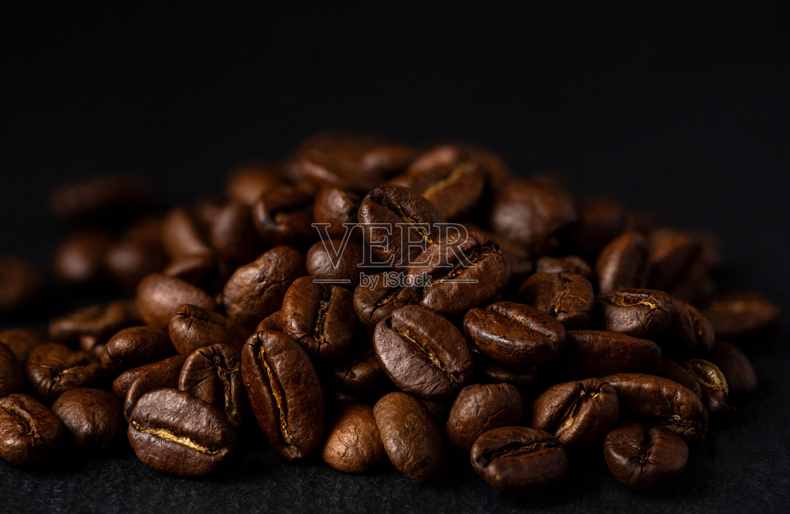 咖啡豆接近。愉快的一天,一杯香喷喷的饮料照片摄影图片