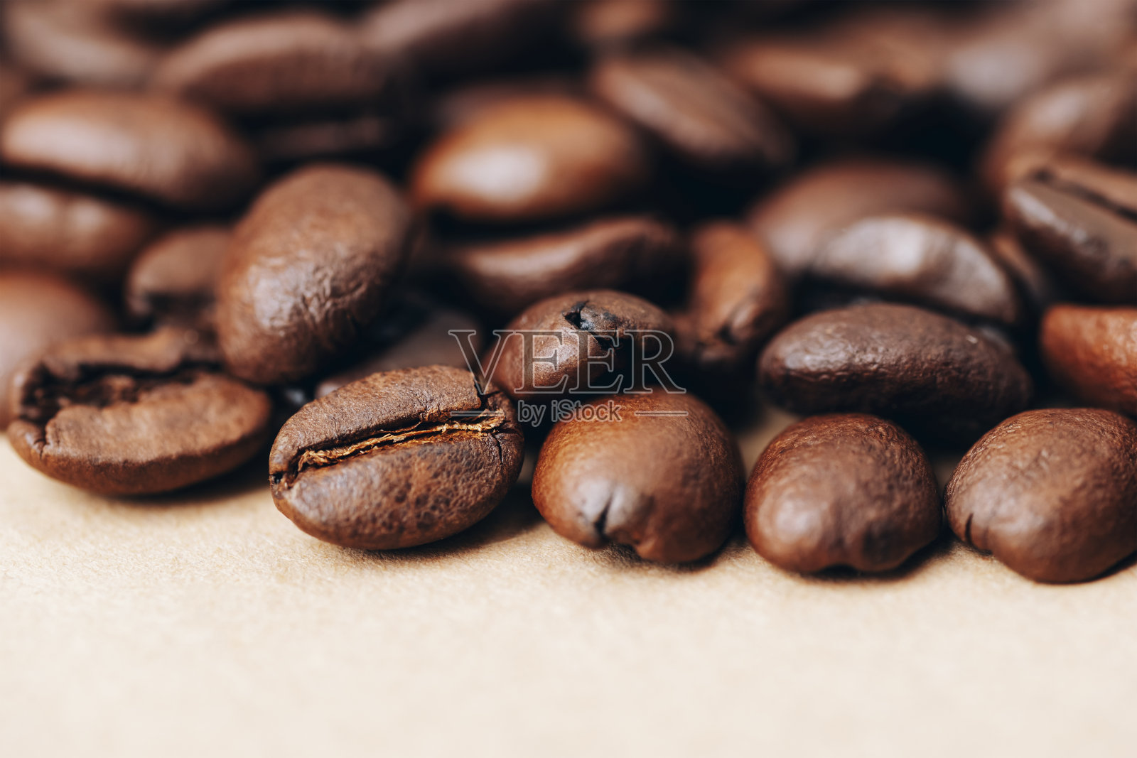 米色背景上烤过的咖啡豆。特写,复制空间照片摄影图片