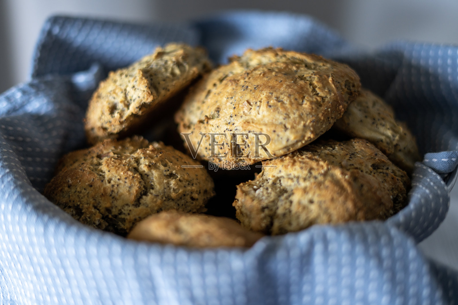 新鲜出炉的面包卷在篮子里照片摄影图片