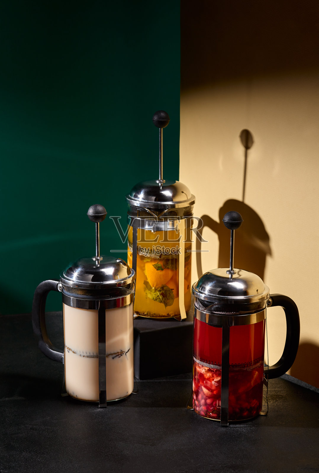 手工茶与浆果,水果和自然艺术地混合在一起purées,背景是黑色和米色照片摄影图片