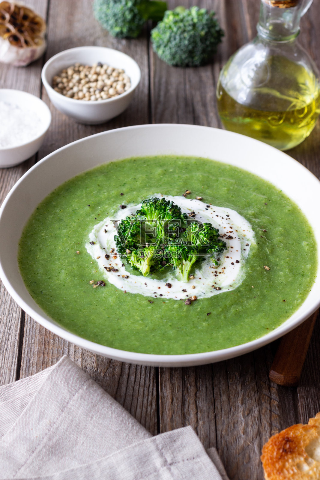 绿西兰花菠菜汤。健康饮食。素食。照片摄影图片