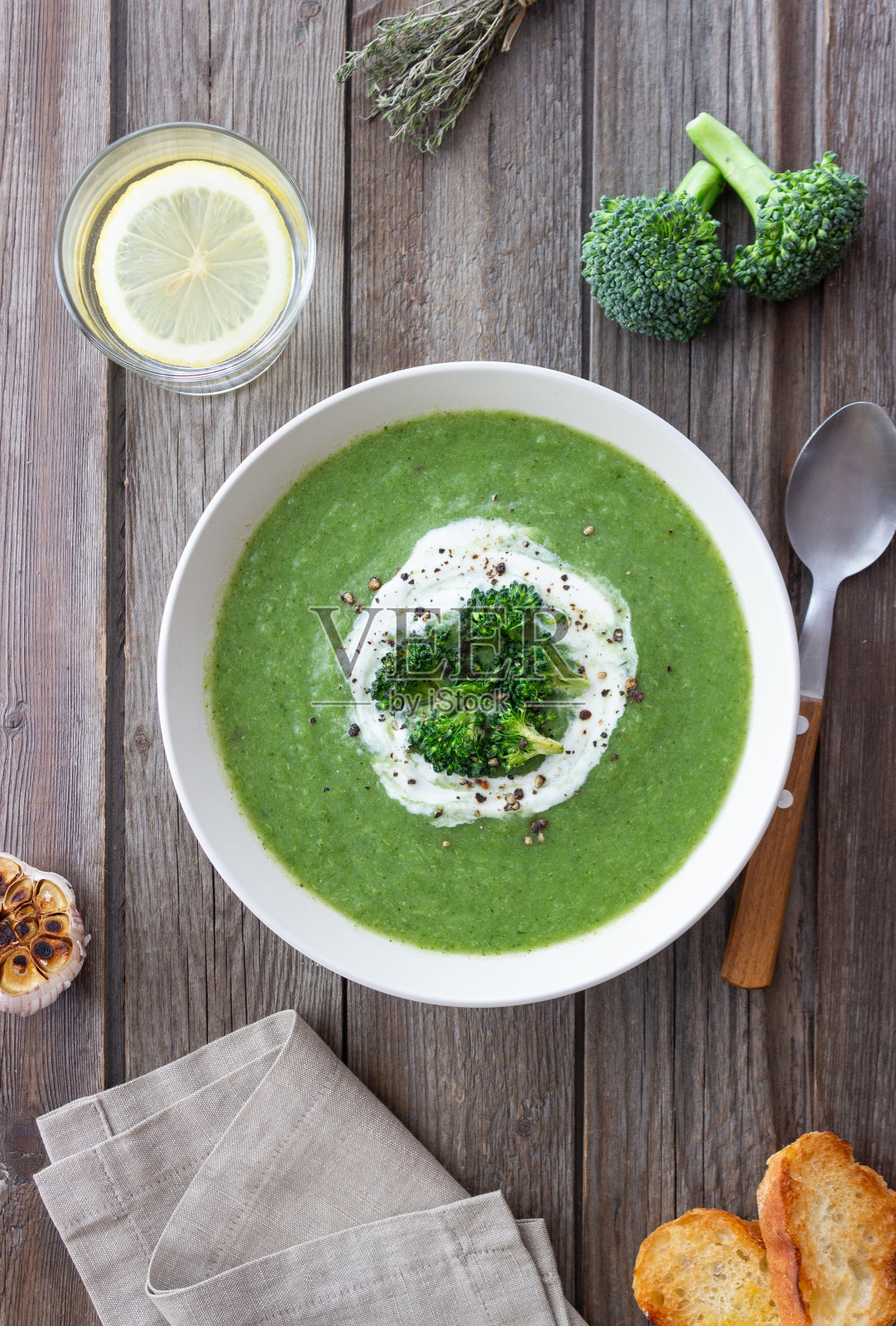 绿西兰花菠菜汤。健康饮食。素食。照片摄影图片