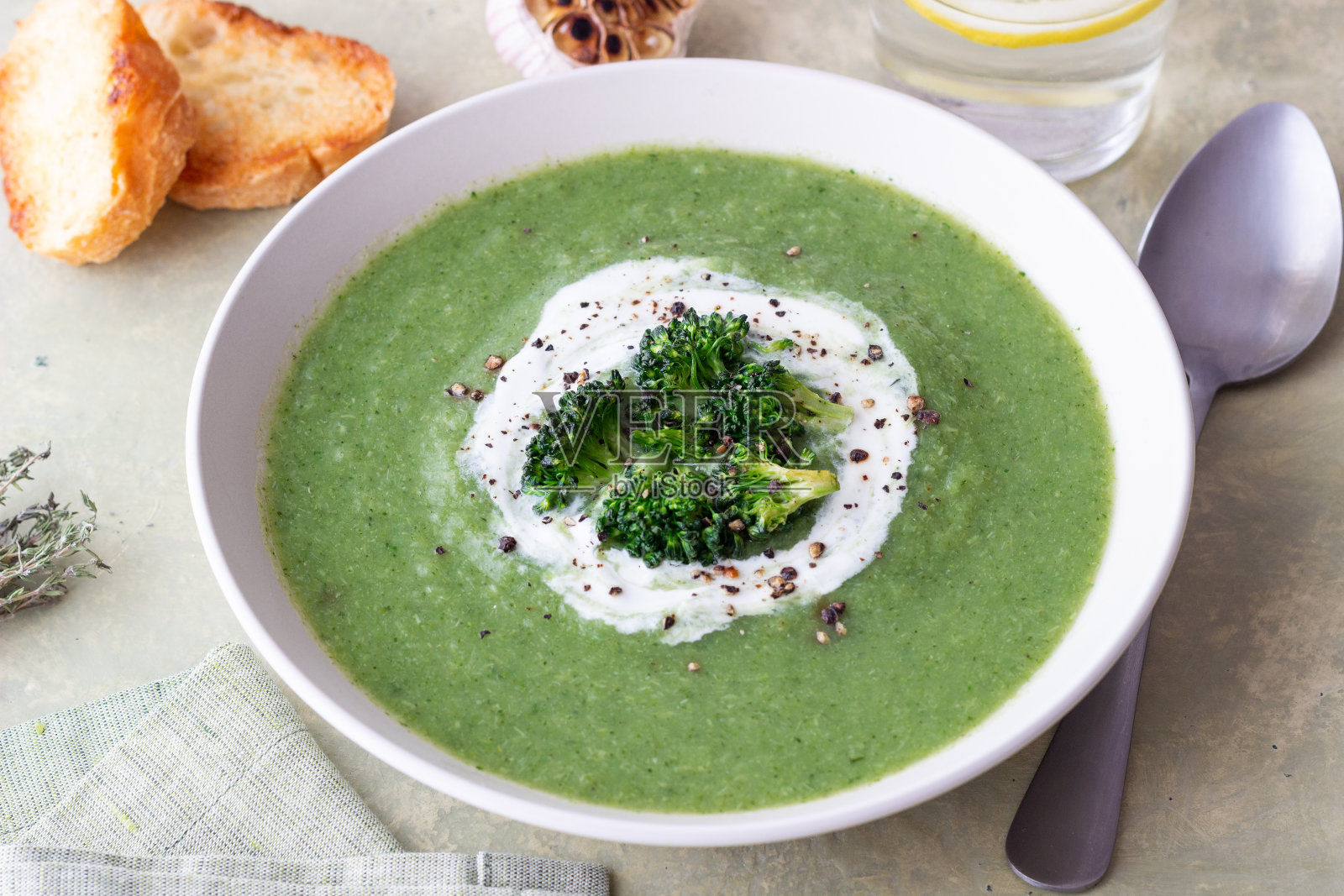 绿西兰花菠菜汤。健康饮食。素食。照片摄影图片