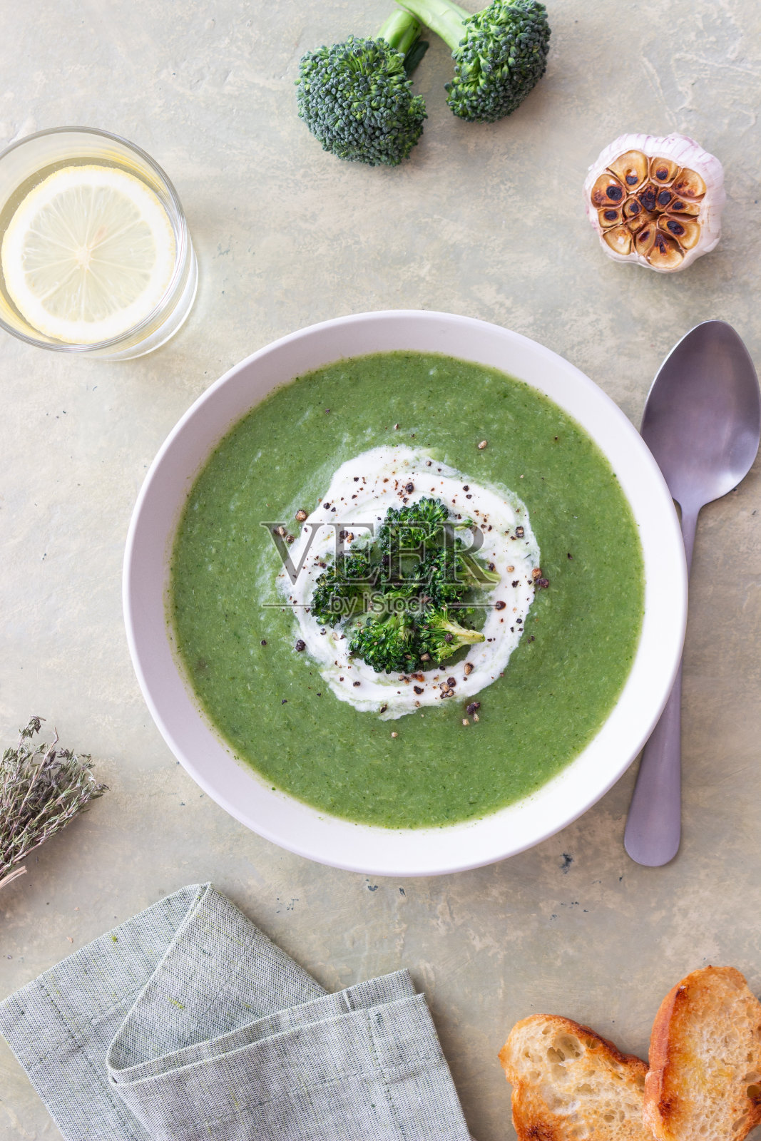 绿西兰花菠菜汤。健康饮食。素食。照片摄影图片