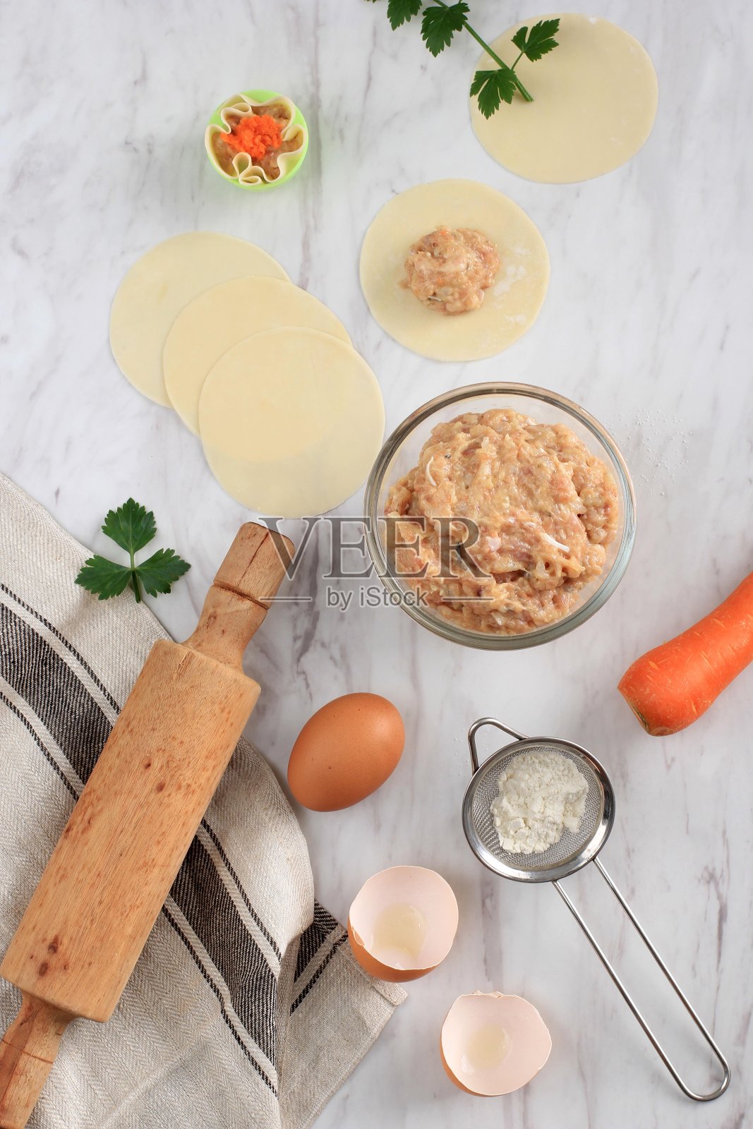 生饺子(点心)和食材在白色大理石背景上的构图。文字的复制空间,煮肉的过程,蒸点心照片摄影图片