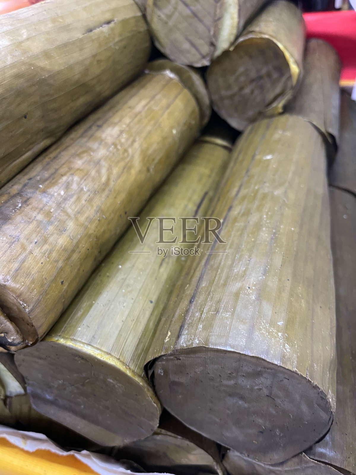 年糕被称为龙通,由压缩的年糕和包裹在香蕉叶照片摄影图片